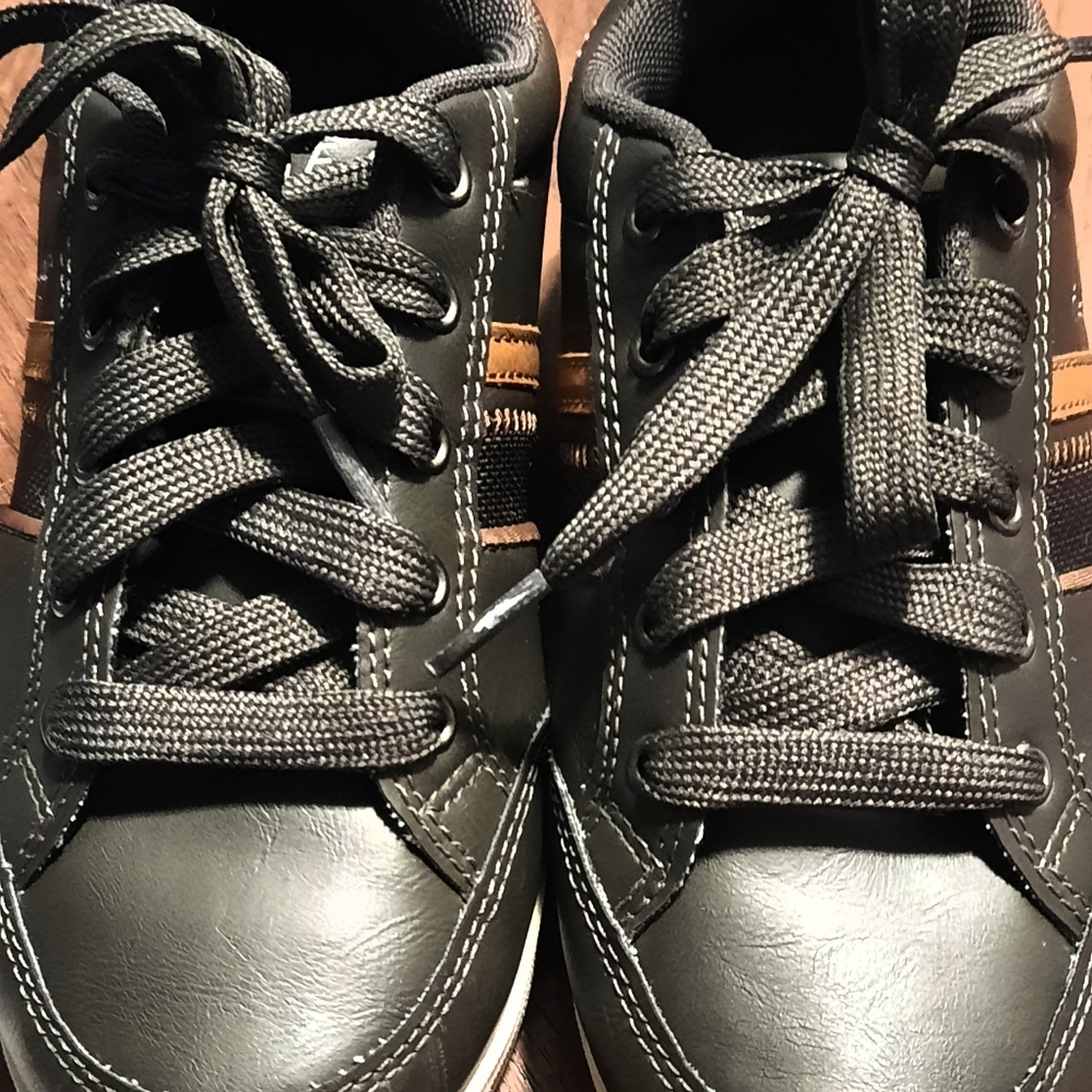 Youth AMERICAN EAGLE SIZE 2 SHOES